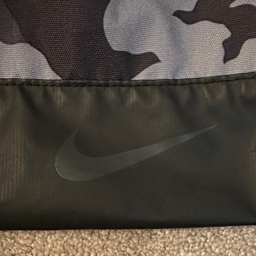 Nike Men's Gray & Black Camo Drawstring Backpack - Picture 6 of 7